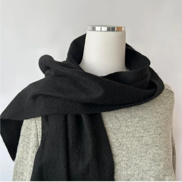 Black 100% cashmere scarf with fringe. - Picture 3 of 6